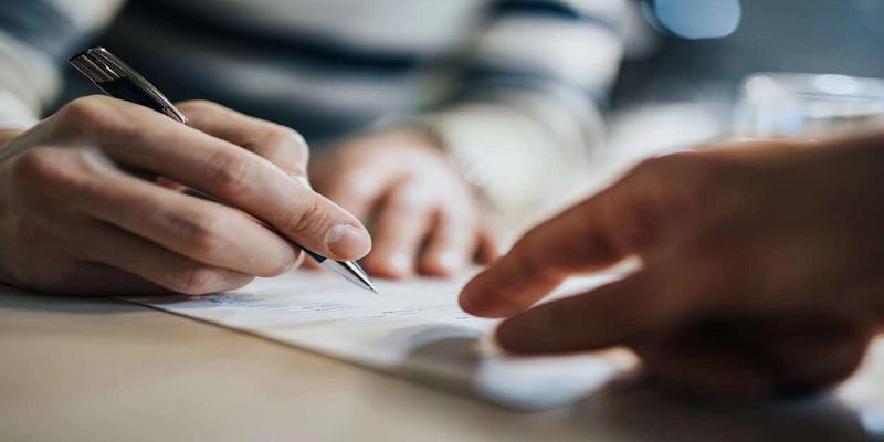 Khách hàng giữ vai trò gì trong việc miễn trách nhiệm?